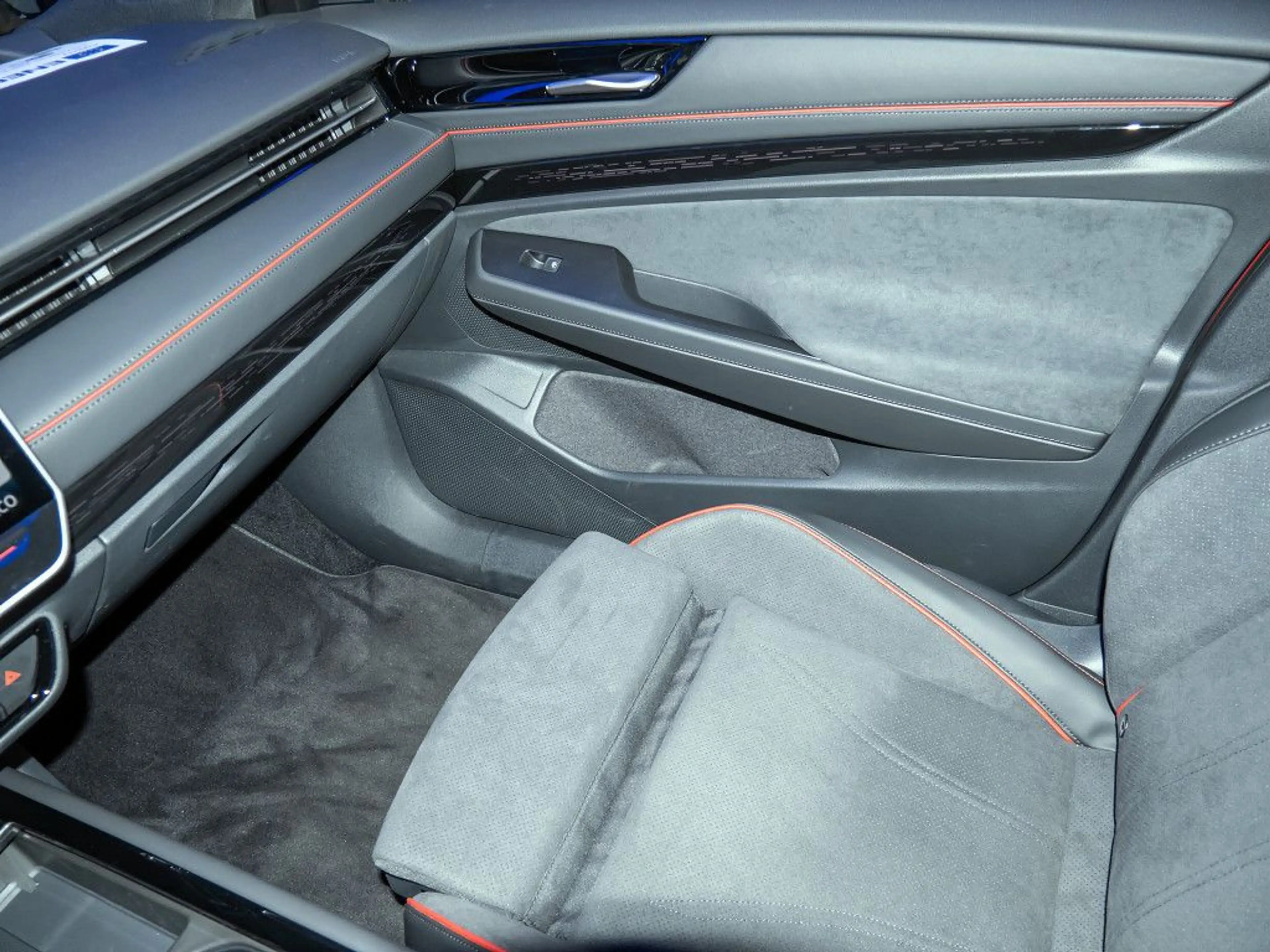 Volkswagen ID.7 GTX 4Motion (86kW) Pano LED AZV — photo 12