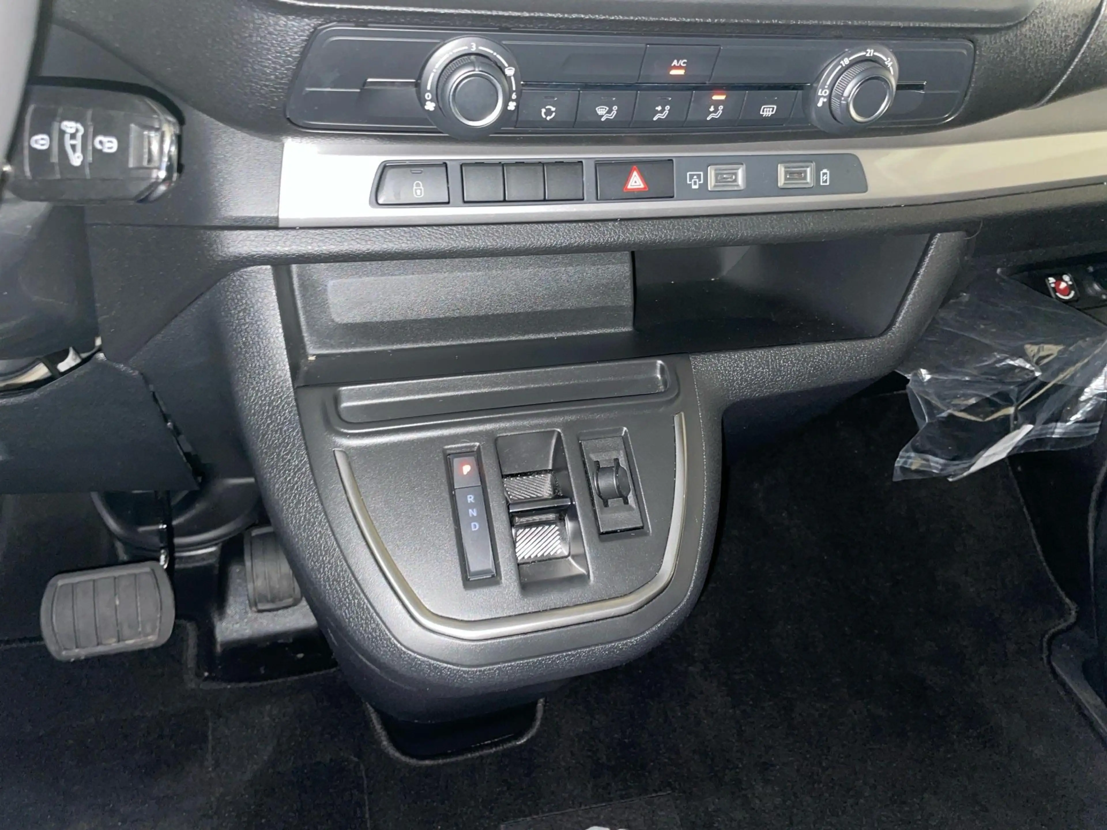 Peugeot Traveller 2.0 BlueHDi 130kW EAT8 — photo 10