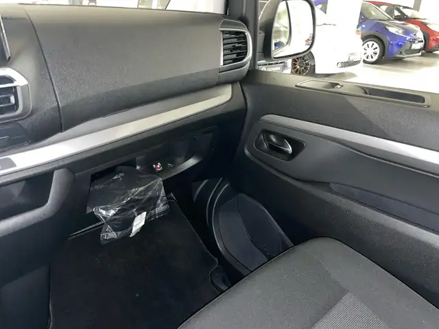 Peugeot Traveller view 9