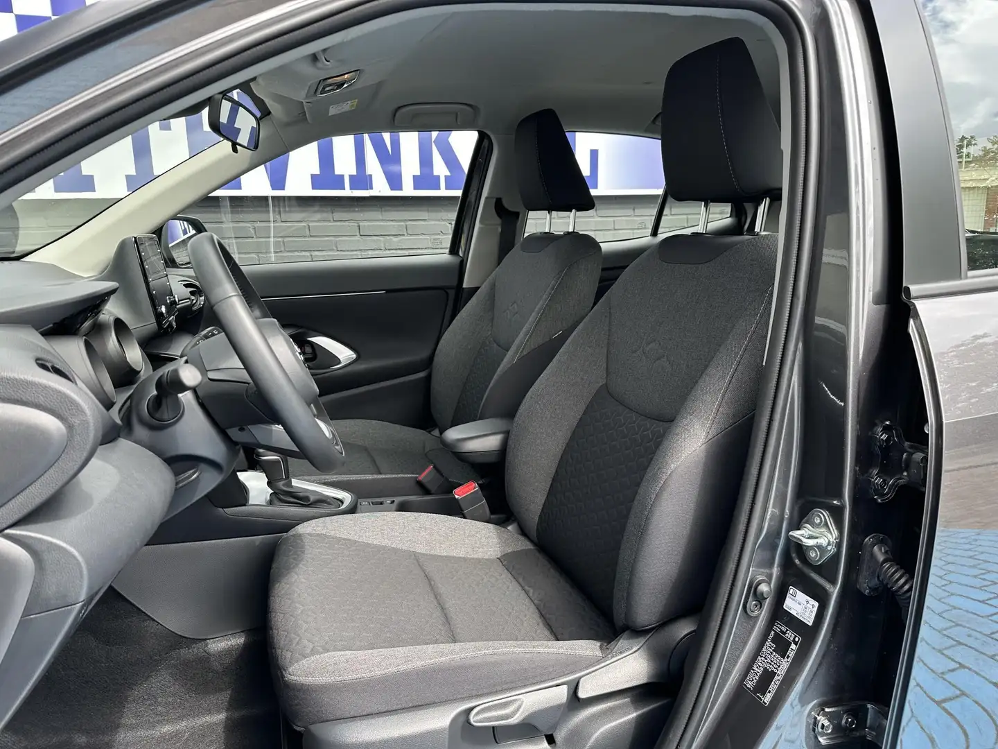 Toyota Yaris Cross 1.5 Hybrid ADAP CRUISE CAMERA APPLE Grijs - 2