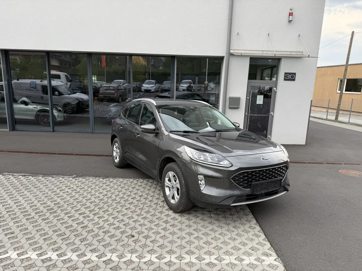 Ford Kuga Kuga 2,5 Duratec Plugin Hybrid Benzin AHK NAVI etc Grau - 1
