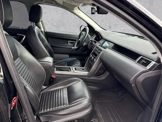 Land Rover Discovery Sport view 3