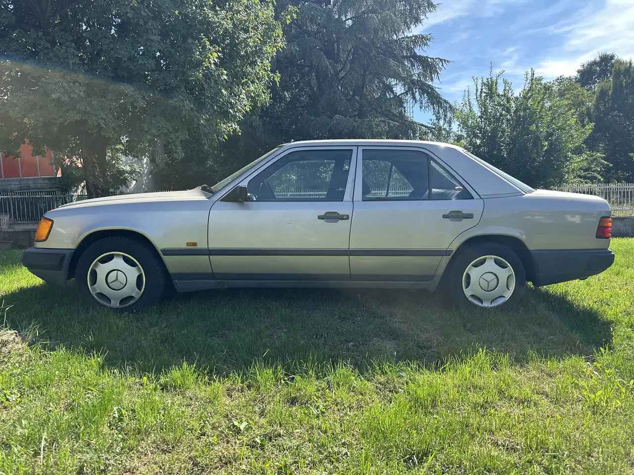Mercedes-Benz 200 W124 Rauchsilber - VALUTO SCAMBI, foto 2