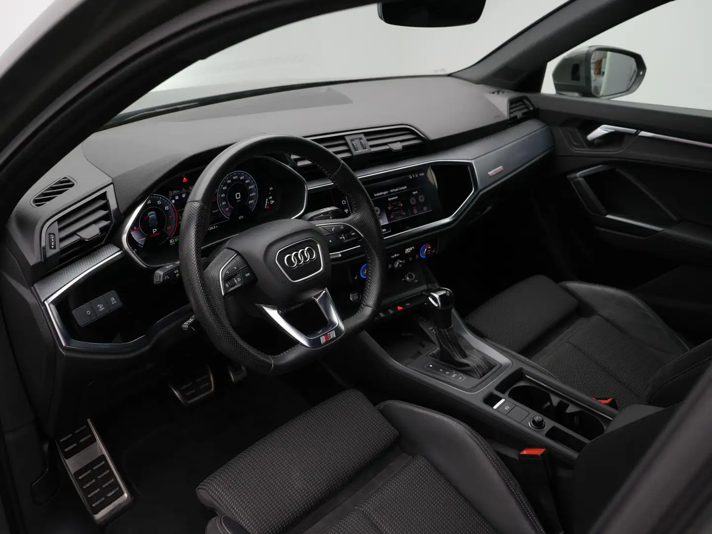 Audi Q3 35 TFSI 150 pk S-tronic S edition | Elektr. verste Grijs - 2