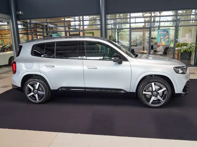 Mercedes-Benz GLB view 3