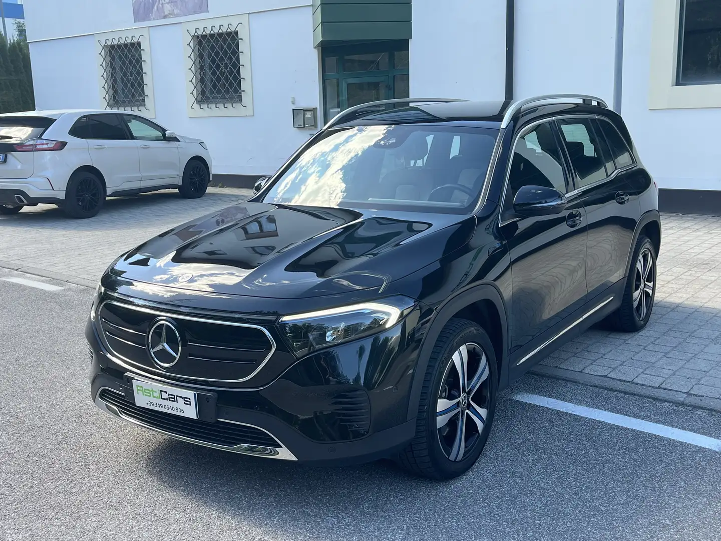 Mercedes-Benz EQB 300 4Matic Advanced LED Navi Schwarz - 1