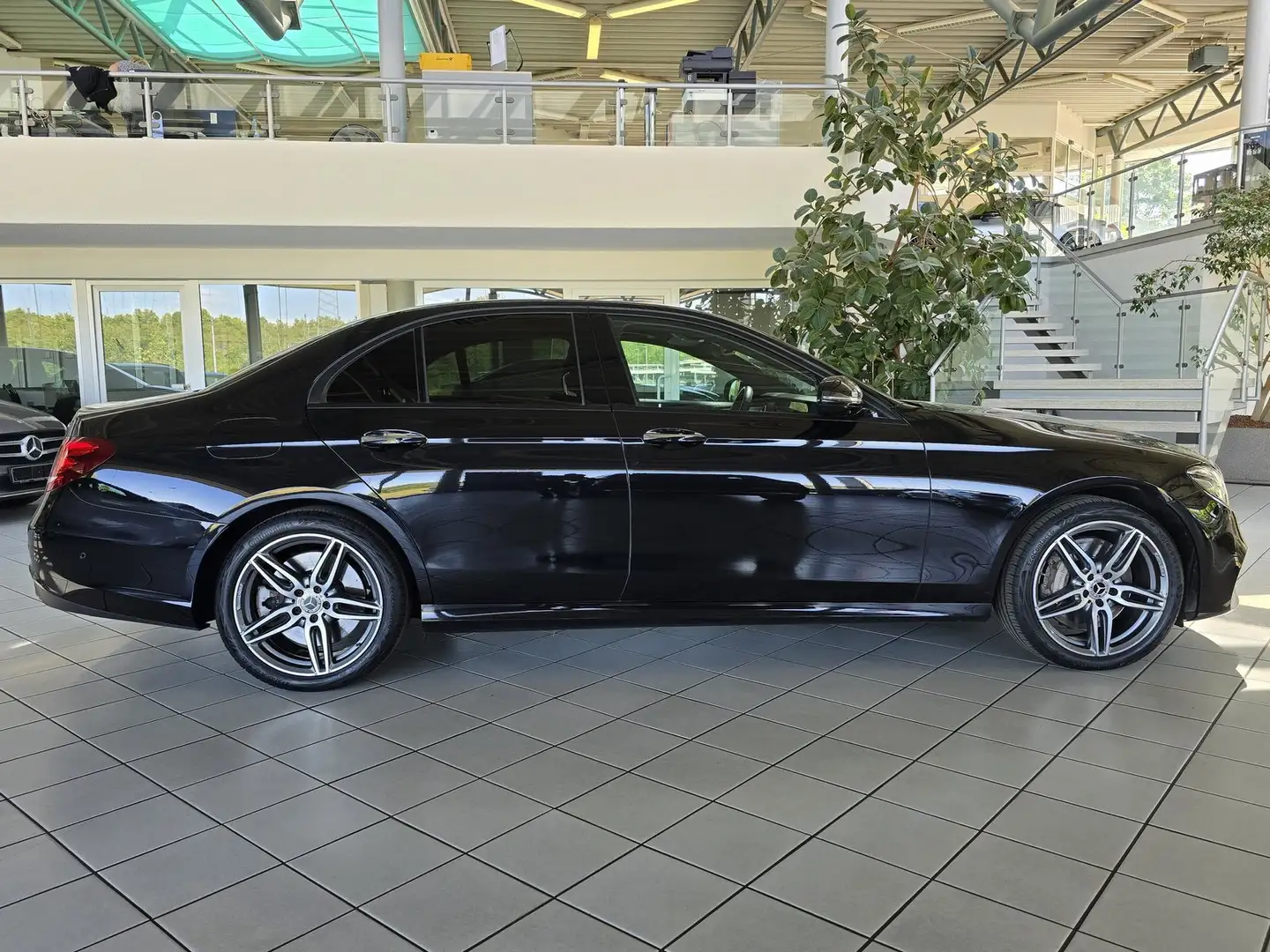 Mercedes-Benz E 450 4M AMG DISTRONIC+MULTIBEAM+360°+COMAND+19" Schwarz - 2