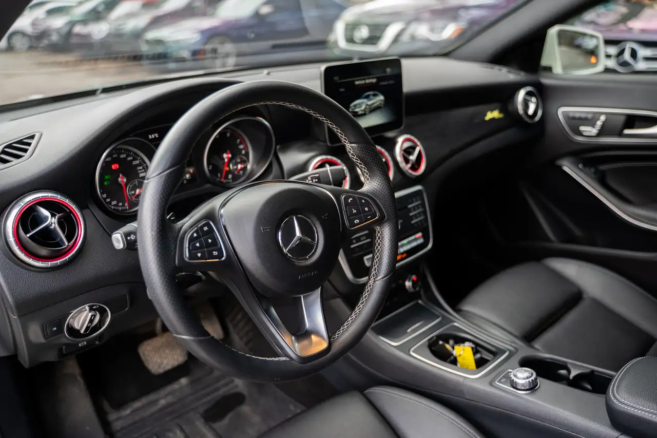 Mercedes-Benz CLA снимка Mercedes-Benz CLA