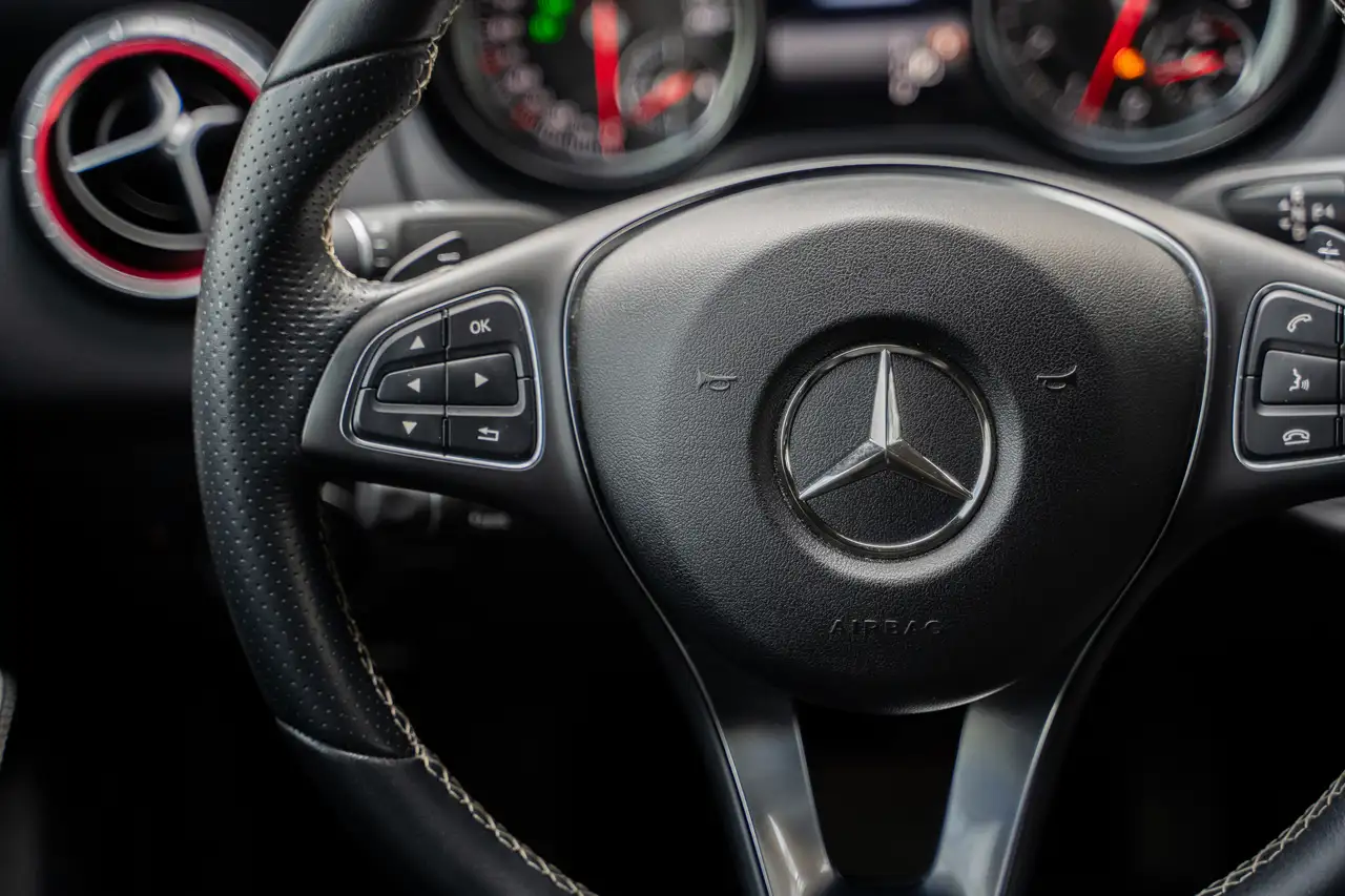 Mercedes-Benz CLA снимка Mercedes-Benz CLA