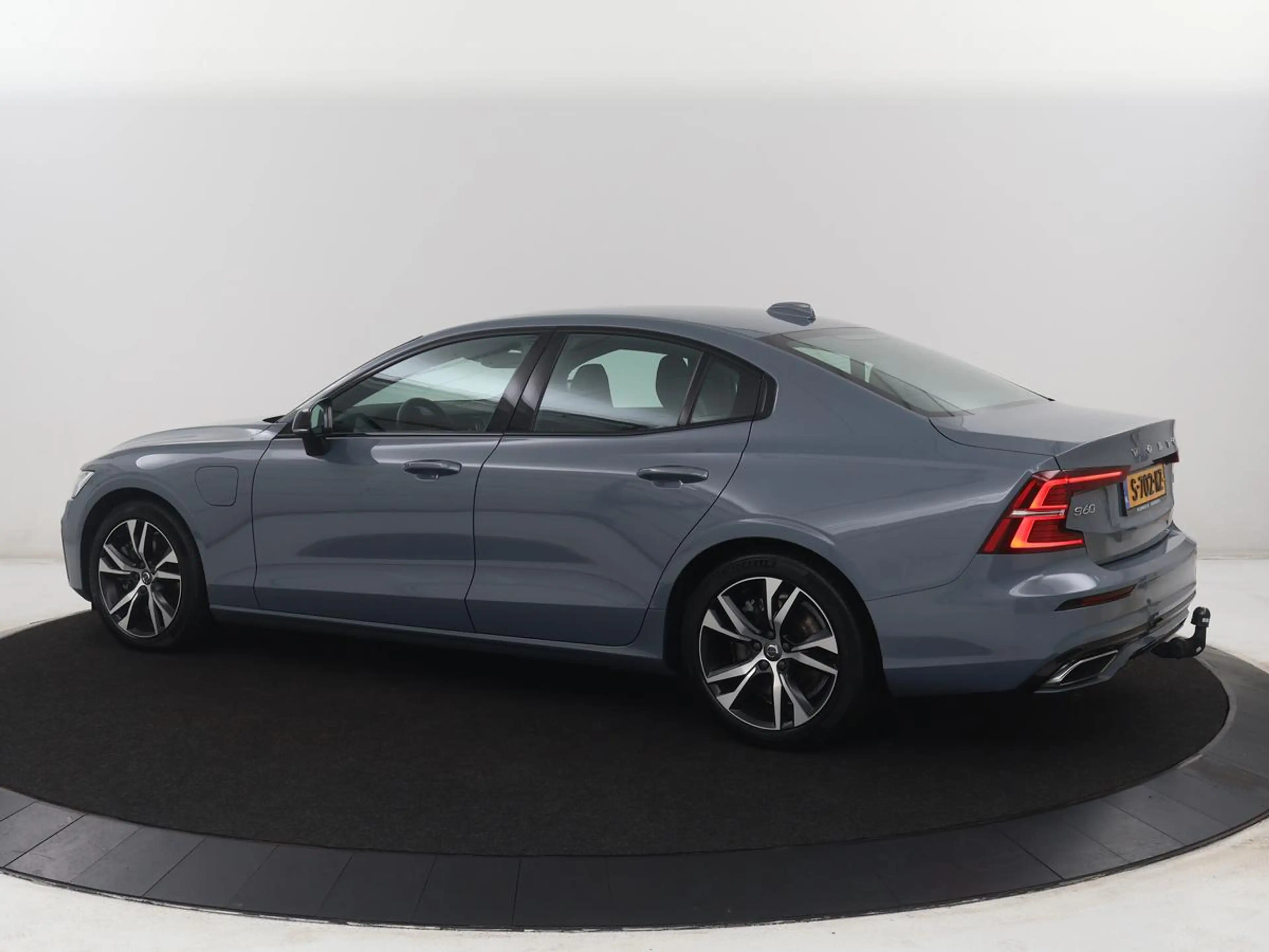 Volvo S60 2.0 Recharge T8 AWD R-Design SOH 95,6% | 360 Camer — photo 2