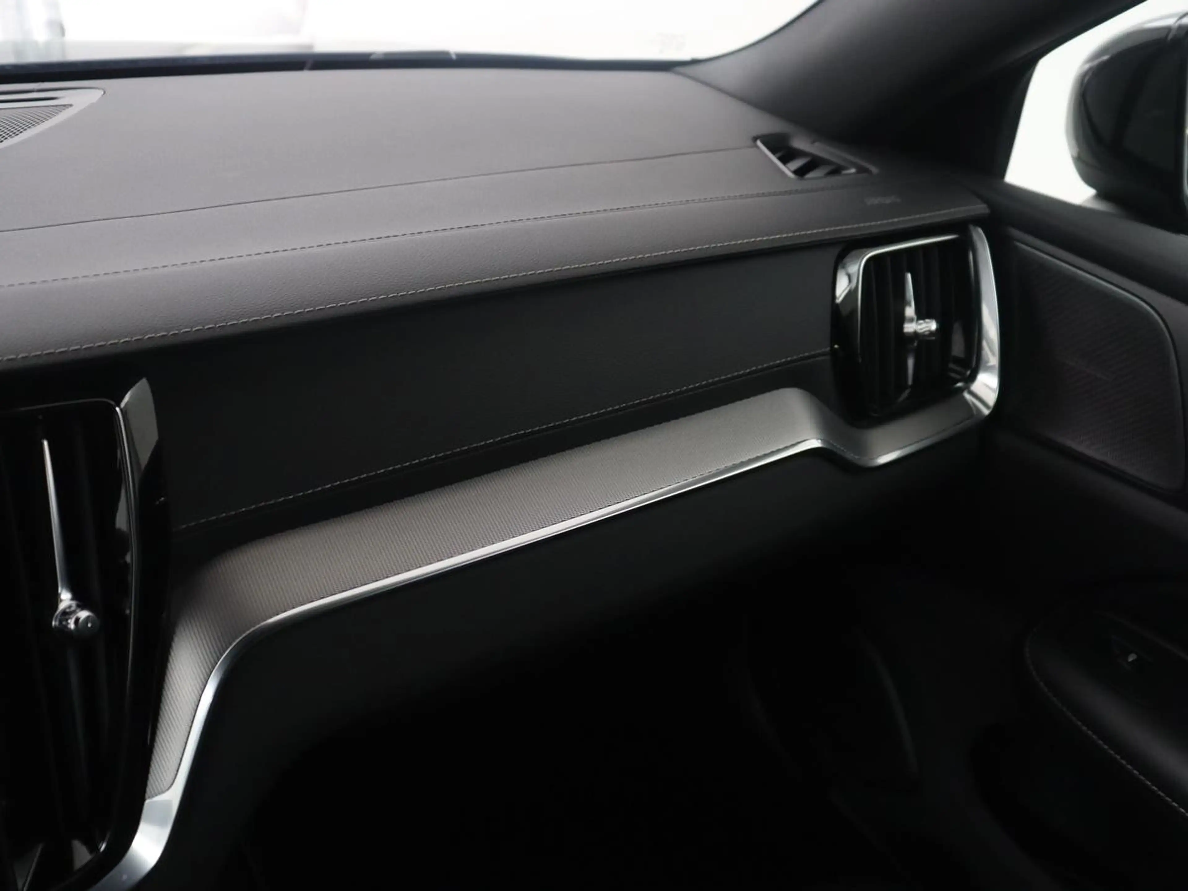 Volvo S60 2.0 Recharge T8 AWD R-Design SOH 95,6% | 360 Camer — photo 29