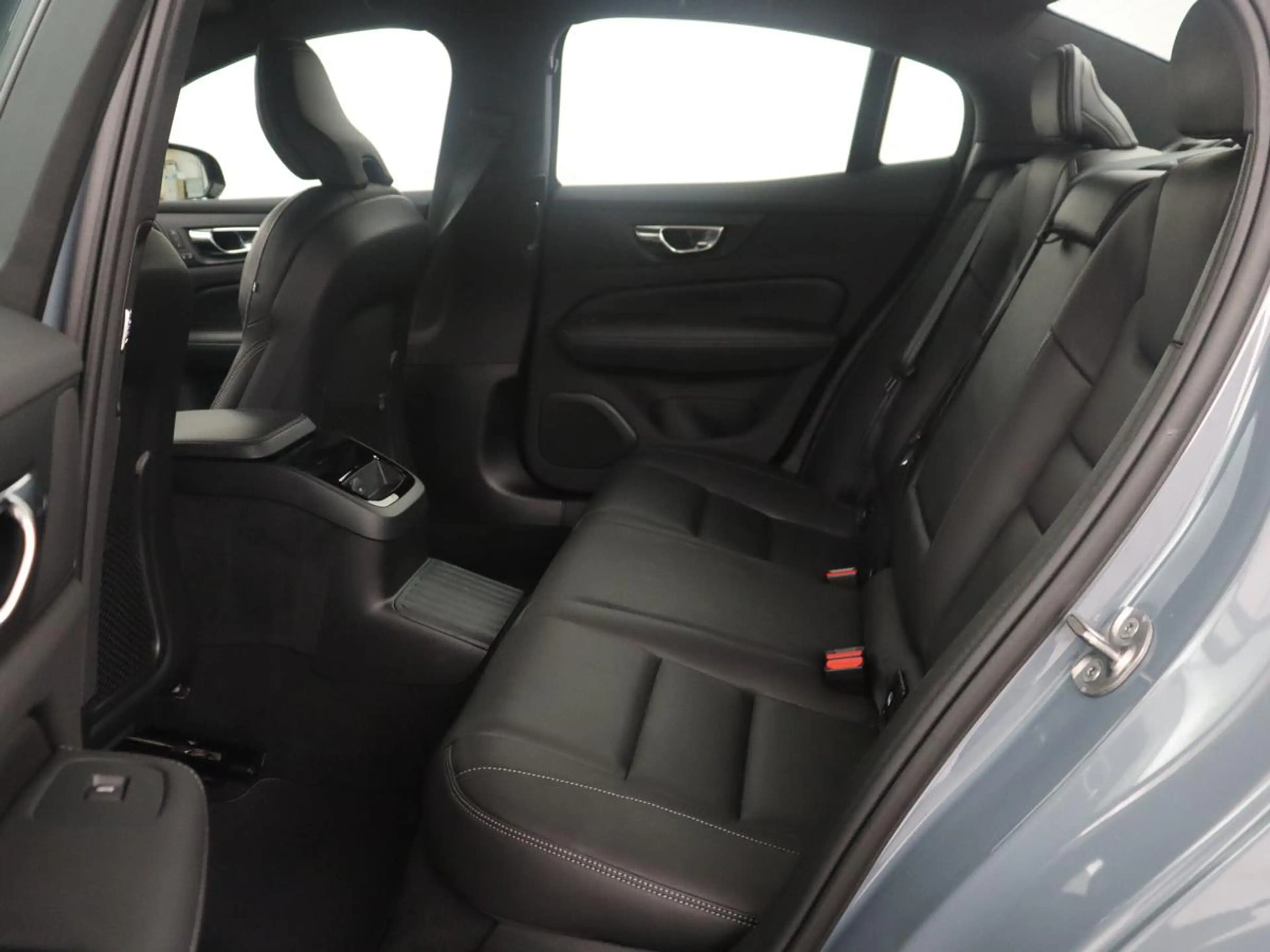 Volvo S60 2.0 Recharge T8 AWD R-Design SOH 95,6% | 360 Camer — photo 6