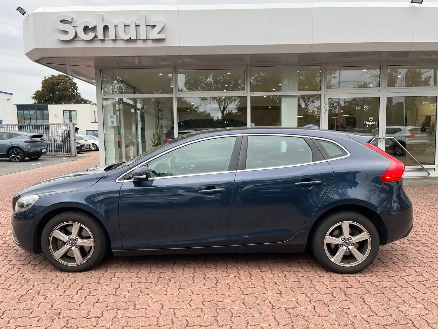 Volvo V40 D4 Momentum 5 Zylinder 177 PS Blau - 1
