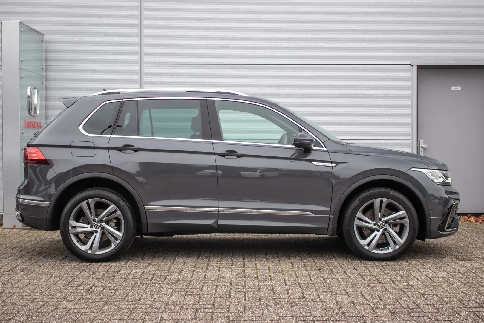 Volkswagen Tiguan 1.4 TSI eHybrid R-Line Business+ - All-in rijklrpr Grijs - 2