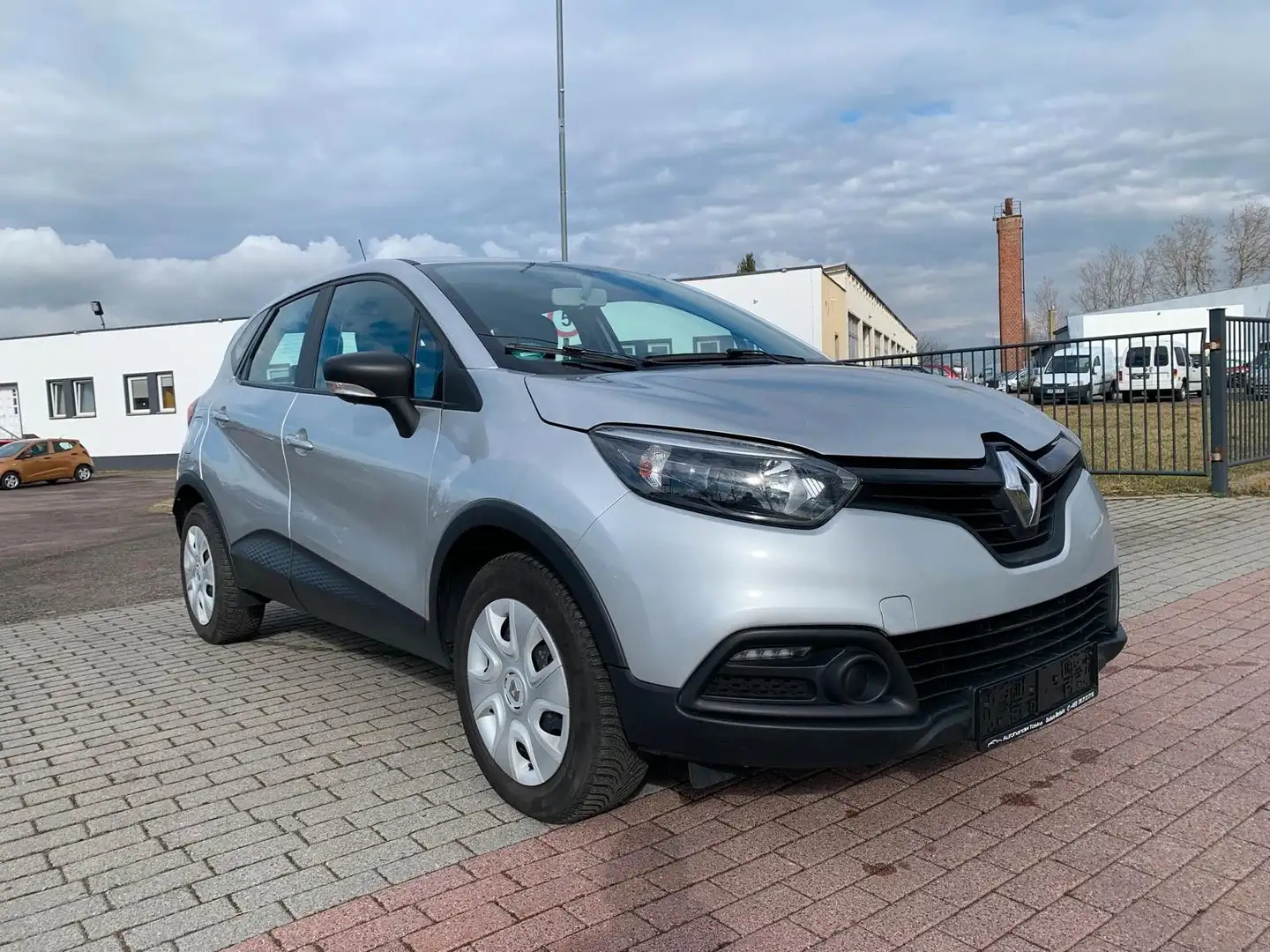 Renault Captur Life 1.5 dCi - TÜV 11/2025 Grau - 1