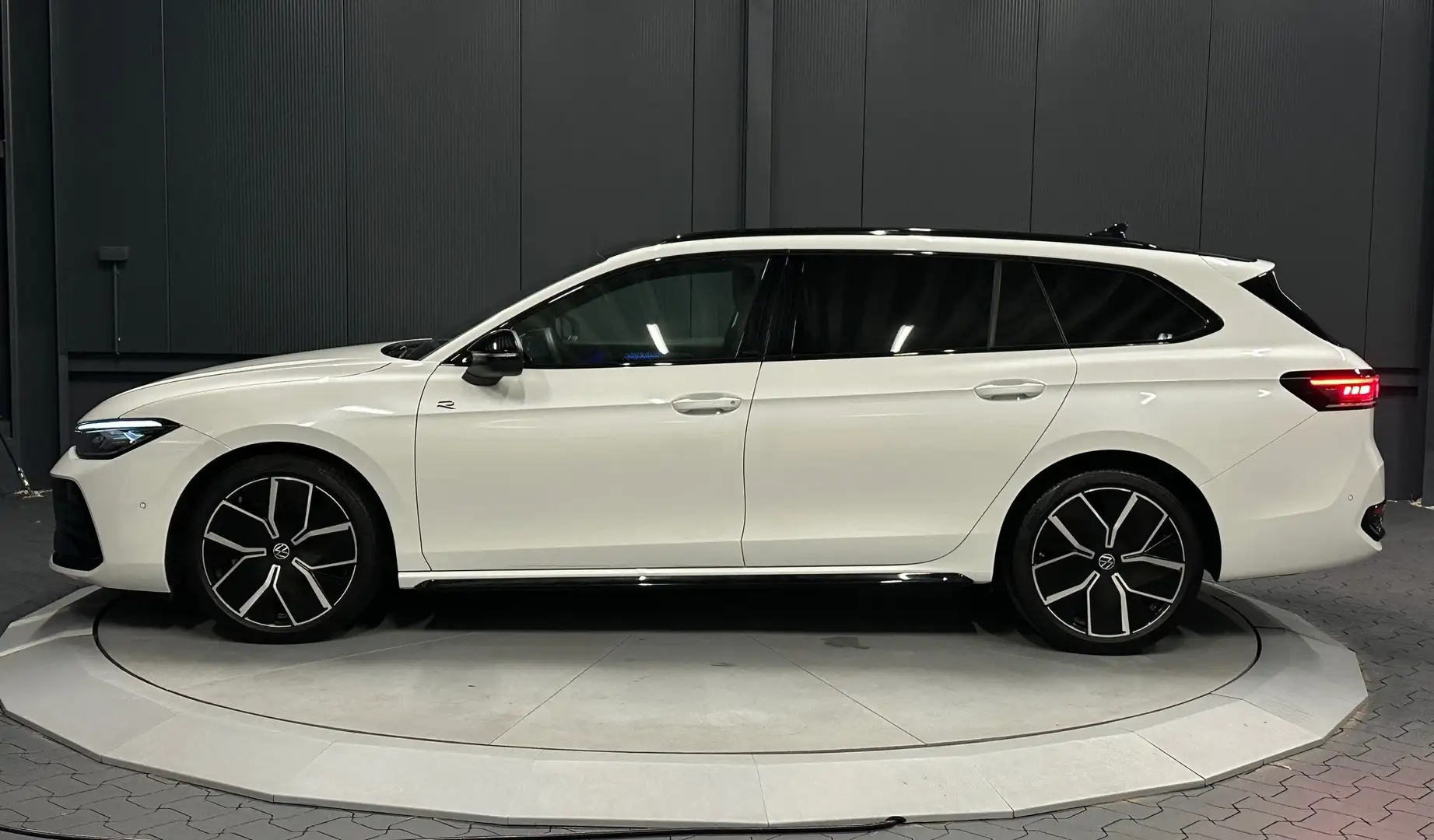 Volkswagen Passat Variant 142 kW 4Motion R-Line/Signature *Dach/Schwarz*AHK* Weiß - 2