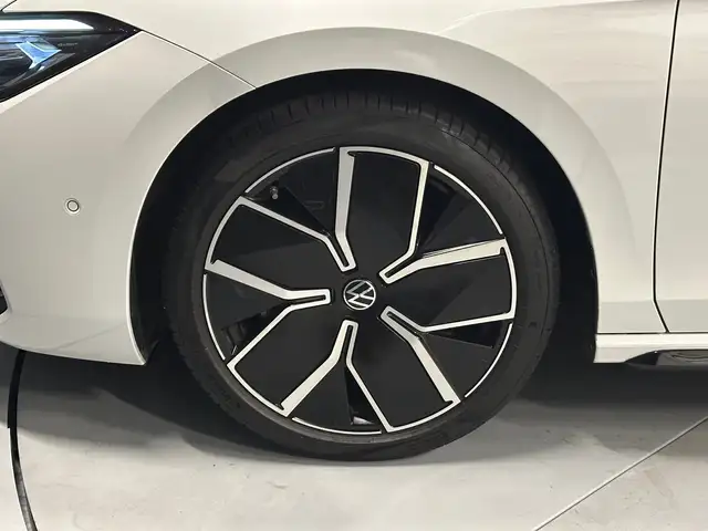 Volkswagen Passat view 9
