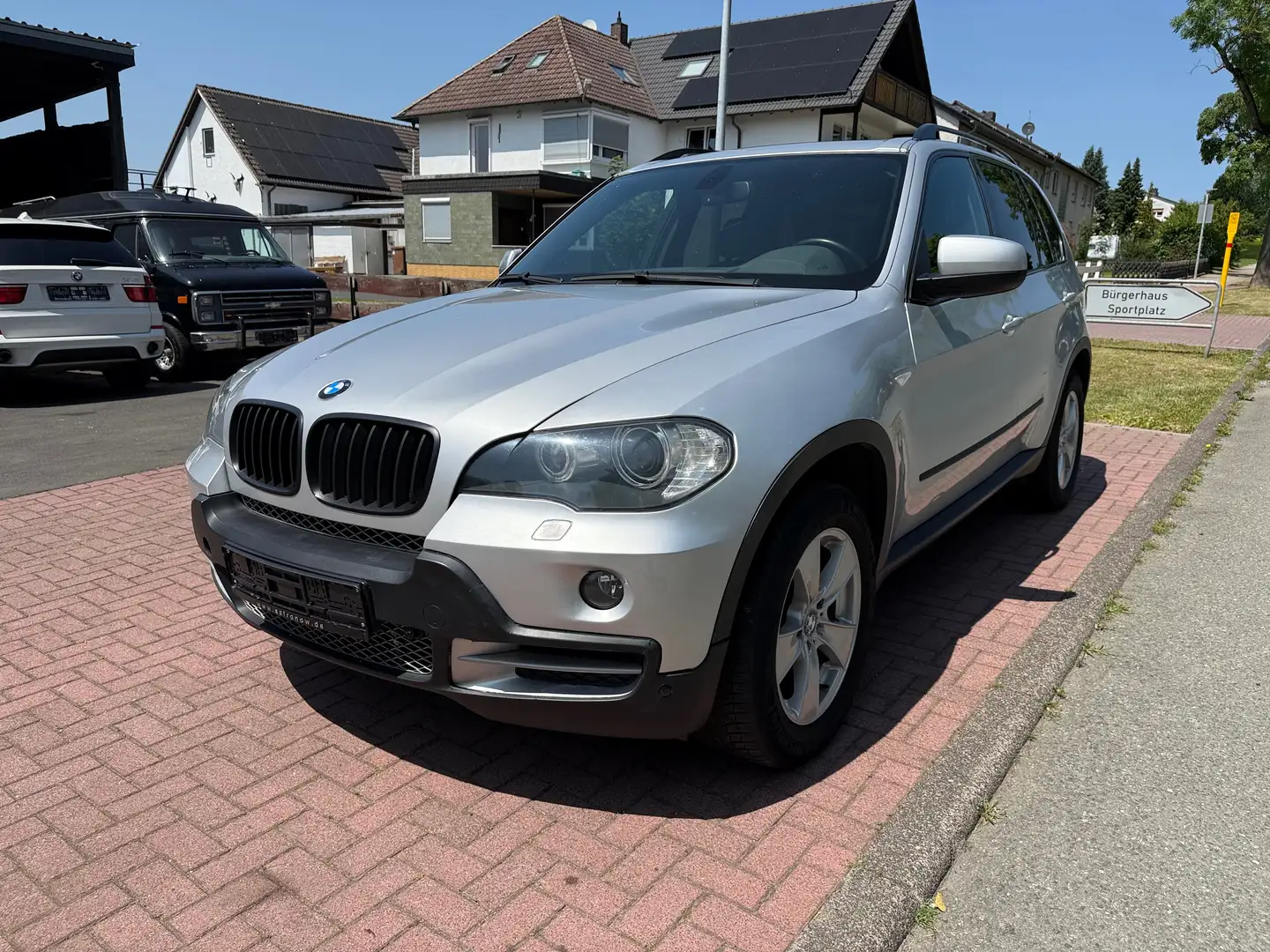 BMW X5 3.0d Navi AHK Panorama Xenon HU AU 07/2026 Silber - 1
