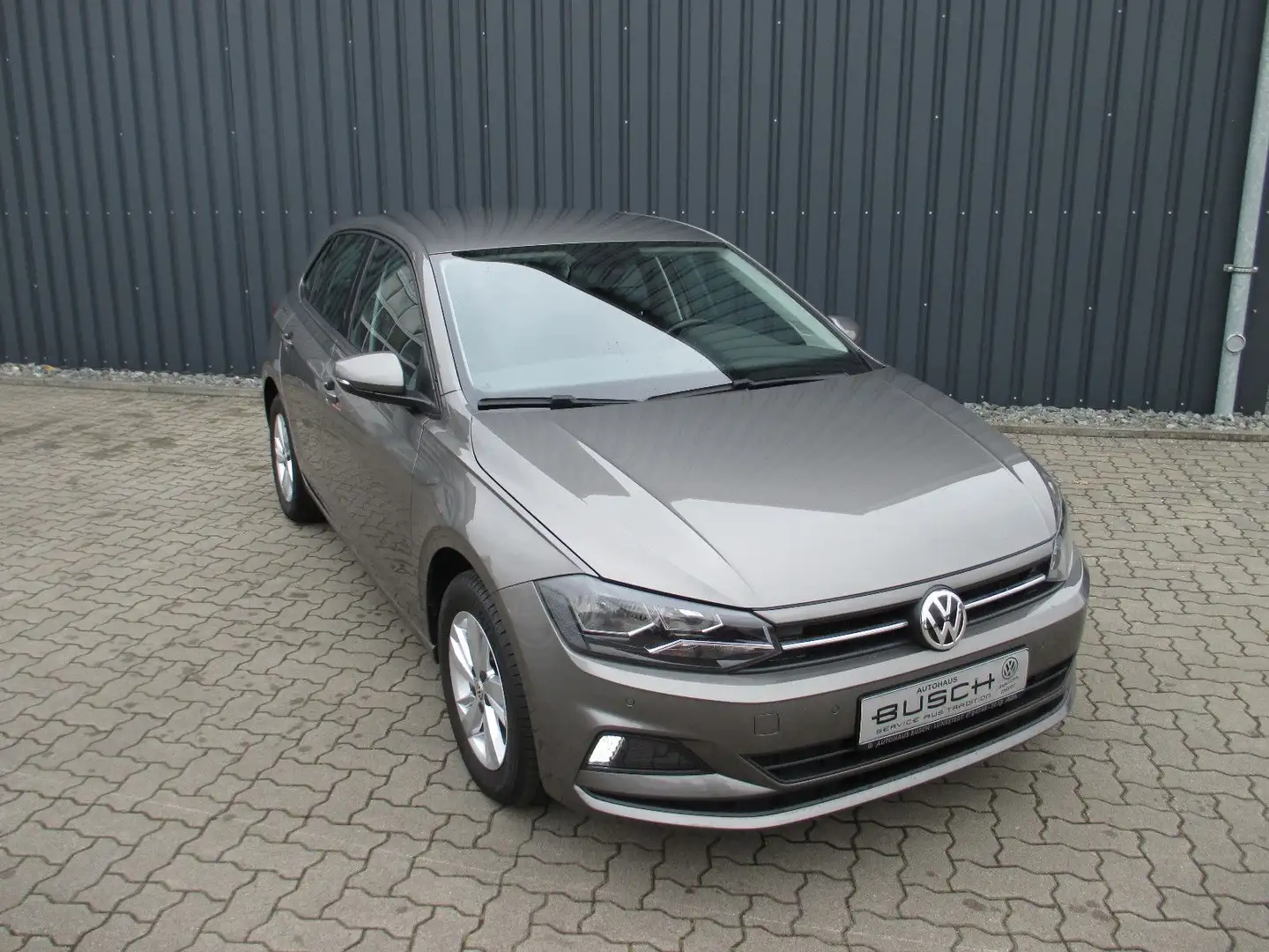 Volkswagen Polo VI Comfortline 1,0l TSI 70kw 5-Gang Gris - 2