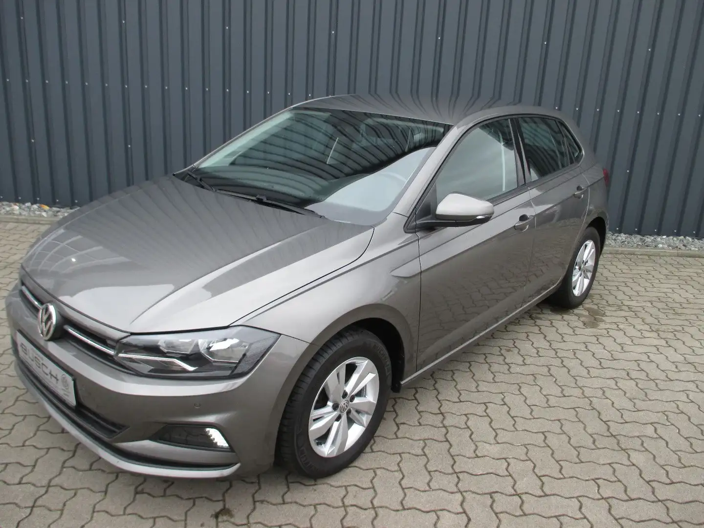 Volkswagen Polo VI Comfortline 1,0l TSI 70kw 5-Gang Gris - 1