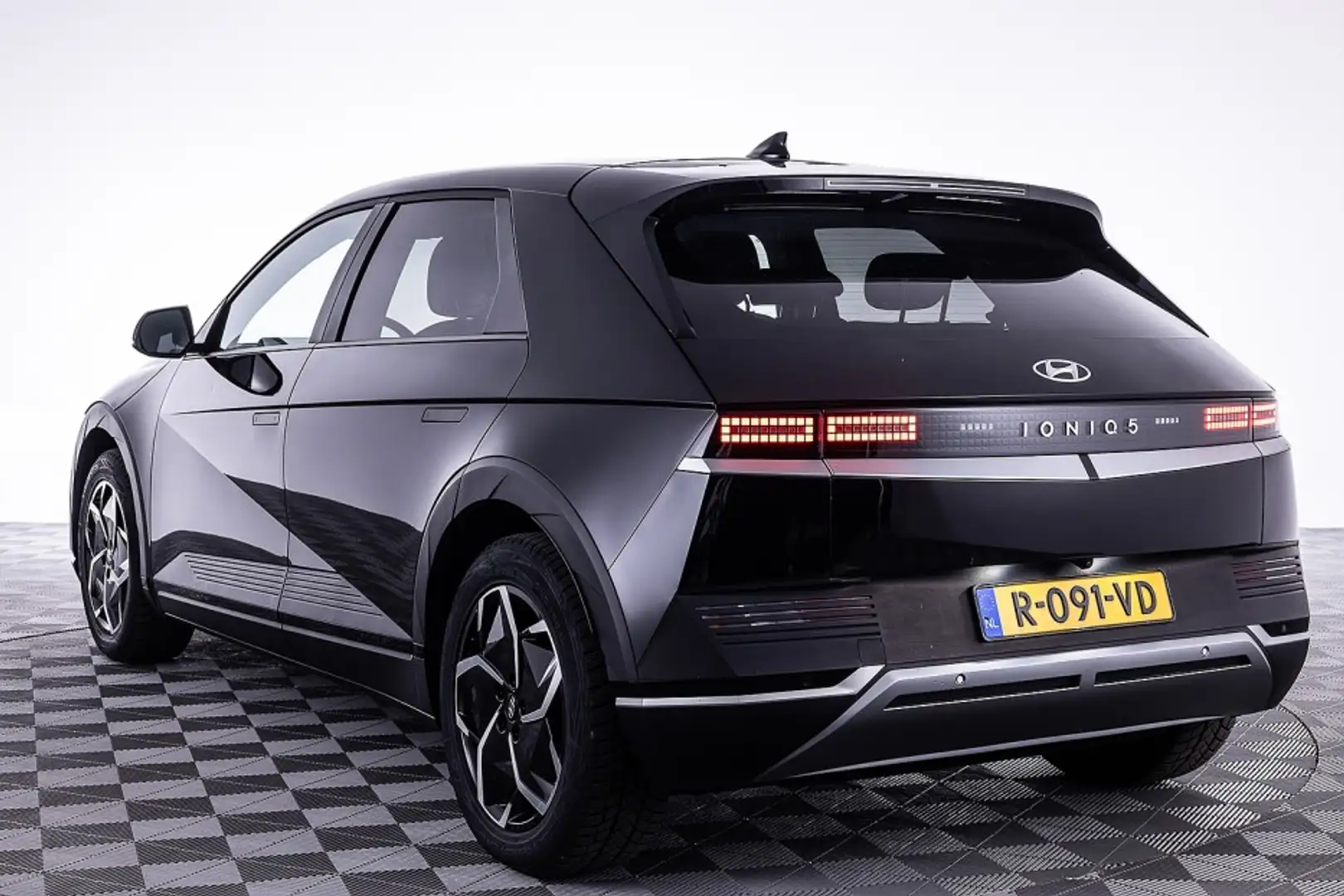 Hyundai IONIQ 5 Style 77.4 kWh ✅ 1e Eigenaar Zwart - 2