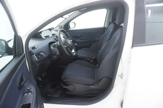 Lancia Ypsilon view 10