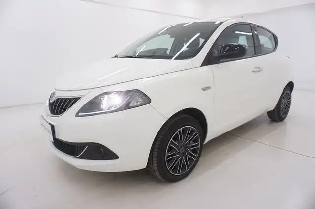 Lancia Ypsilon view 9