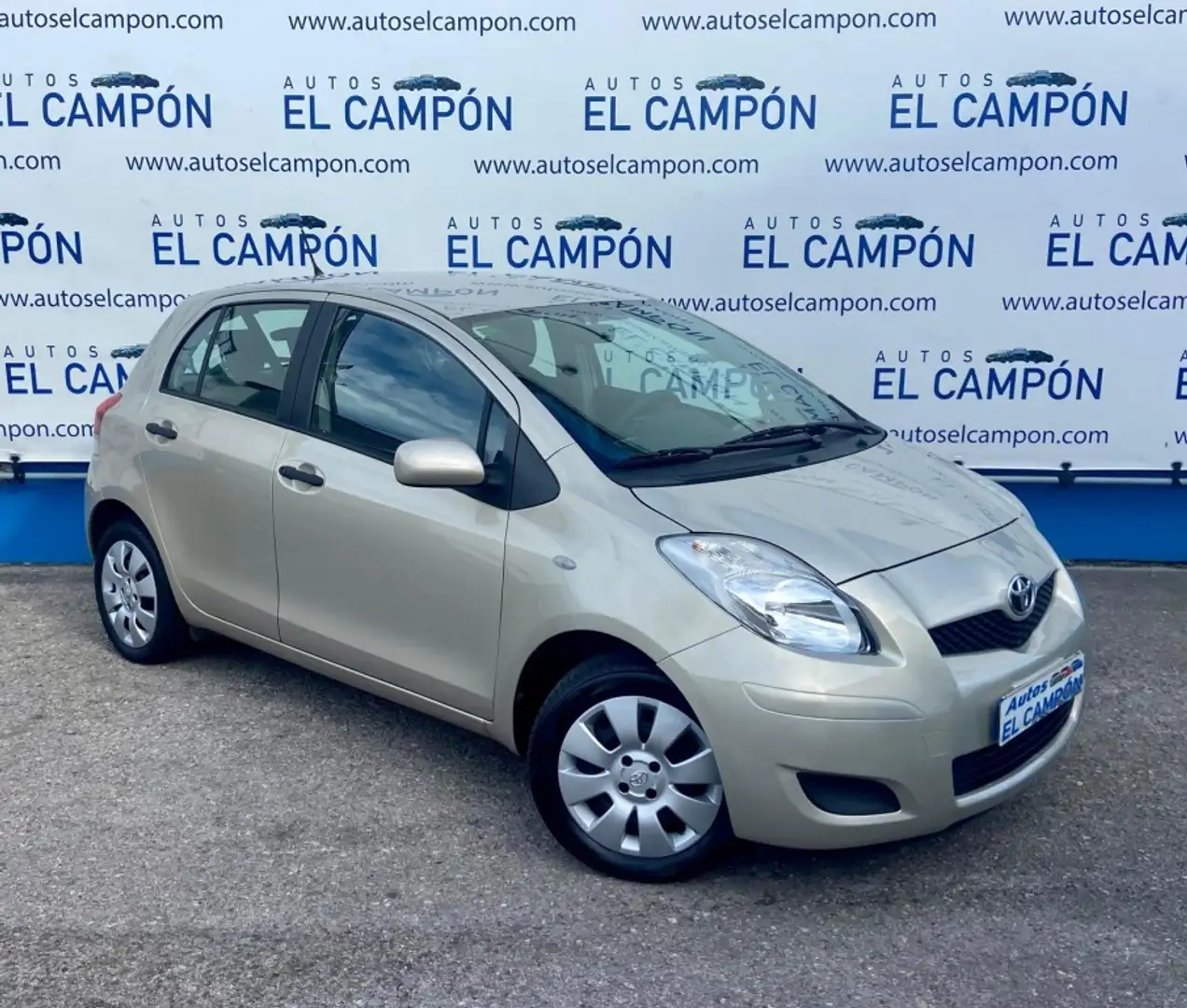 Toyota Yaris Pequeño Manual de 5 Puertas Beige - 2