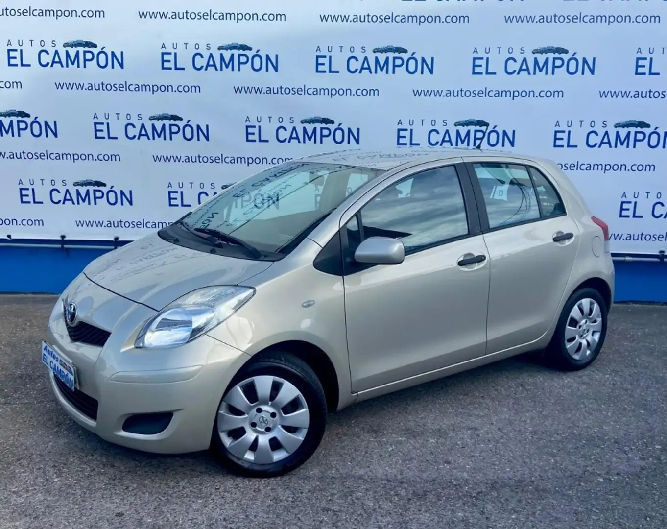 Toyota Yaris Pequeño Manual de 5 Puertas Beige - 1