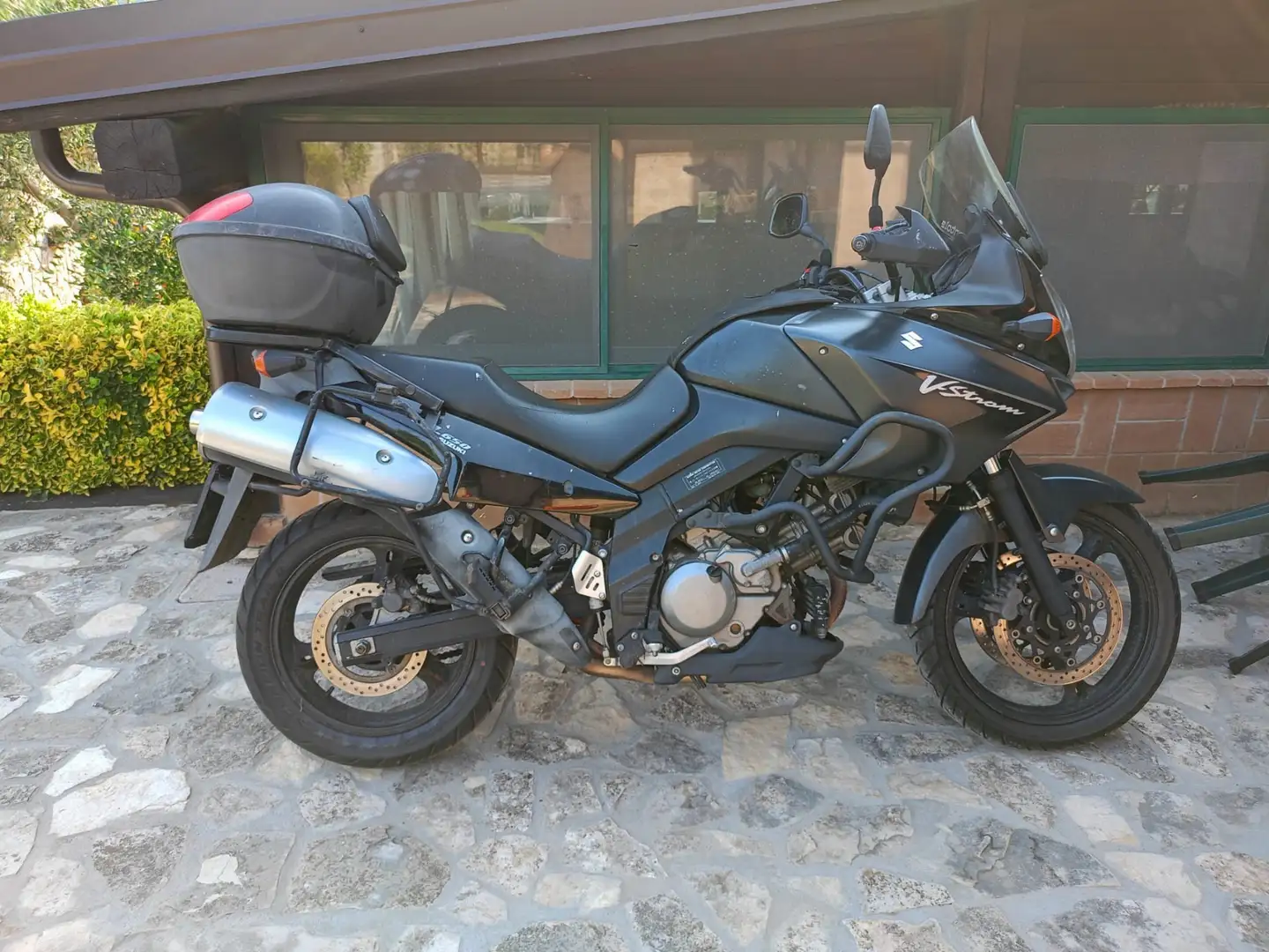 Suzuki V-Strom 650 Noir - 1