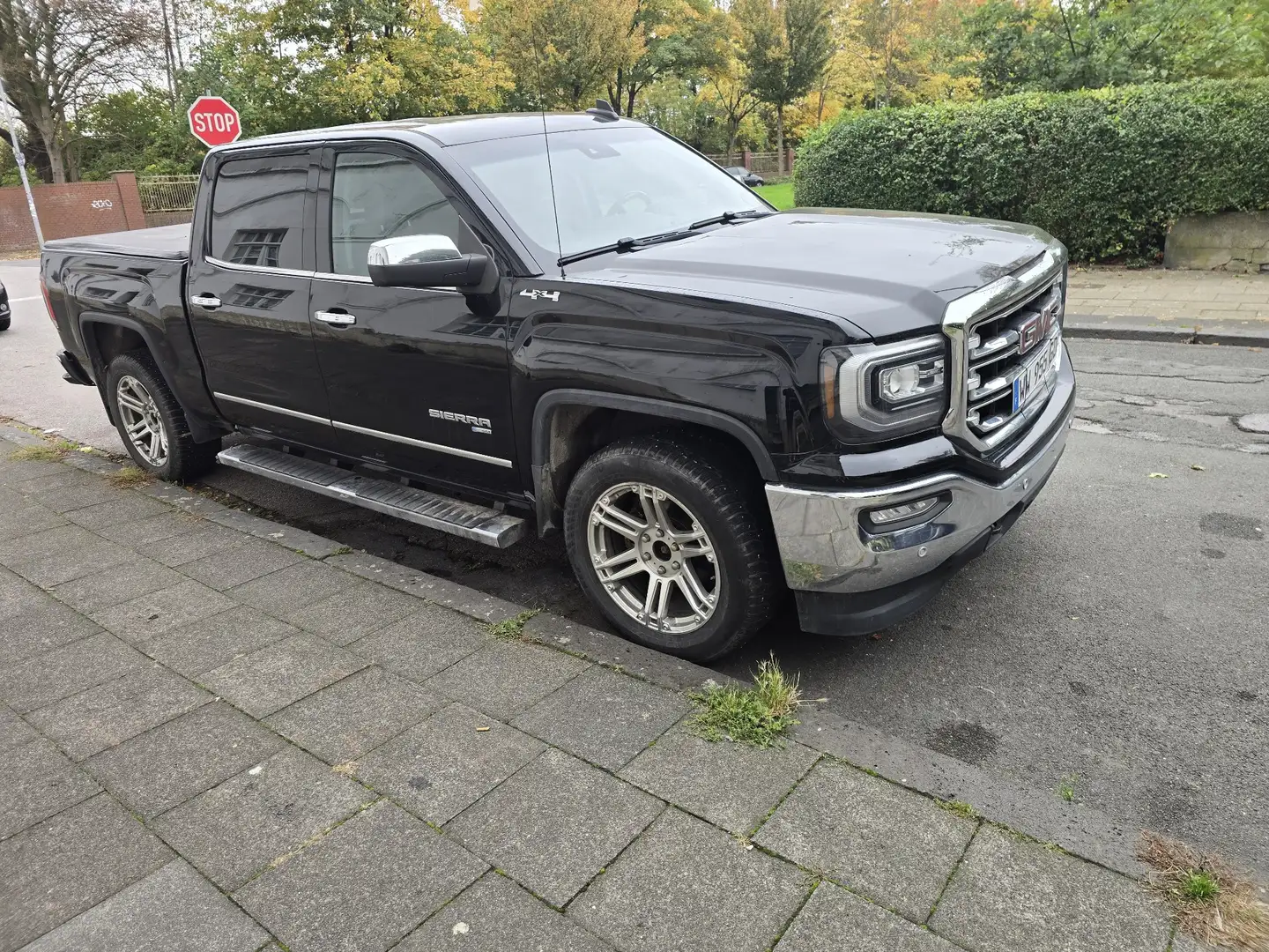 GMC Sierra V8 5.3 Benzin 4x4 Leder Navi eAssist Schwarz - 1