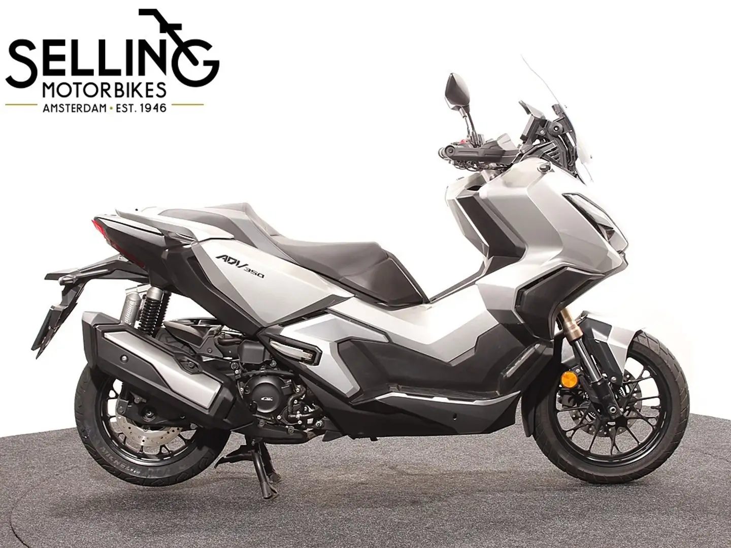 Honda ADV 350 Zwart - 1