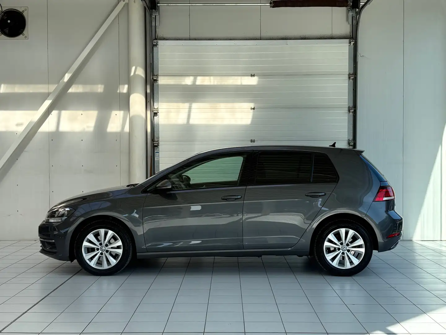 Volkswagen Golf 1.6 TDi * GPS * CAMERA * CARPLAY * PDC * JANTES * Gris - 2