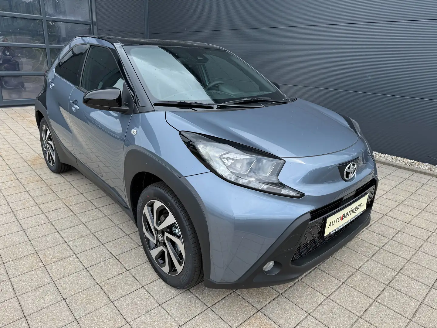 Toyota Aygo X Teamplayer Grau - 2