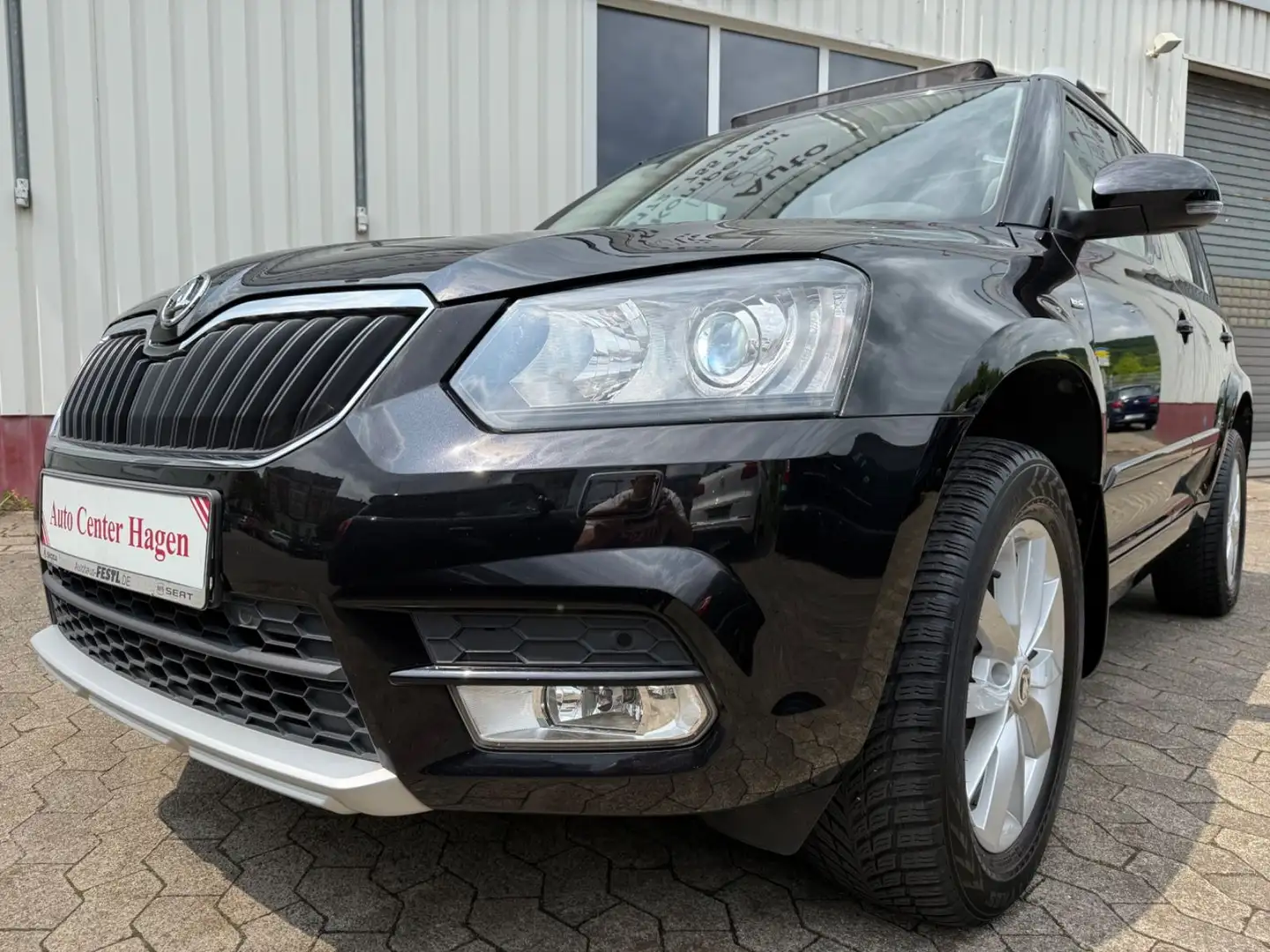 Skoda Yeti 2.0TDI JOY 4x4/LED/SHZ/AHK/PANO/SHZ/CarPlay Negro - 1