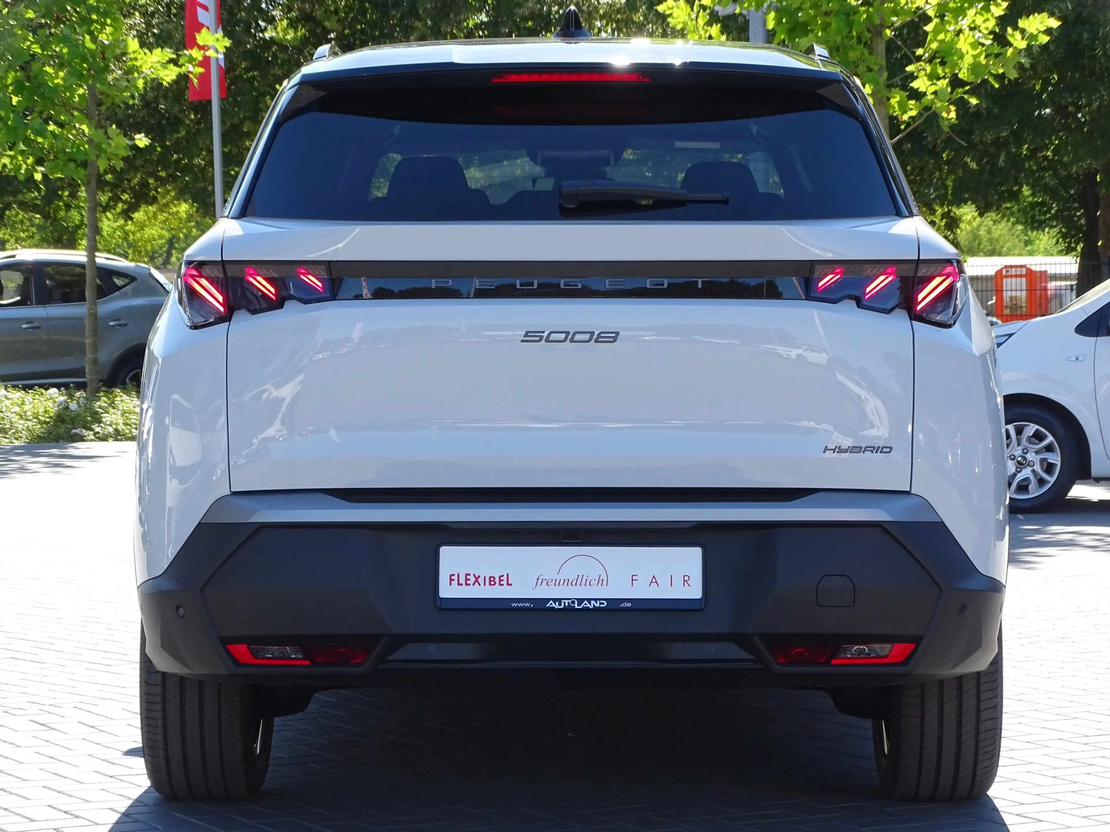 Peugeot 5008 GT 1.2 Hybrid Aut. Matrix ACC Navi 360° — photo 4