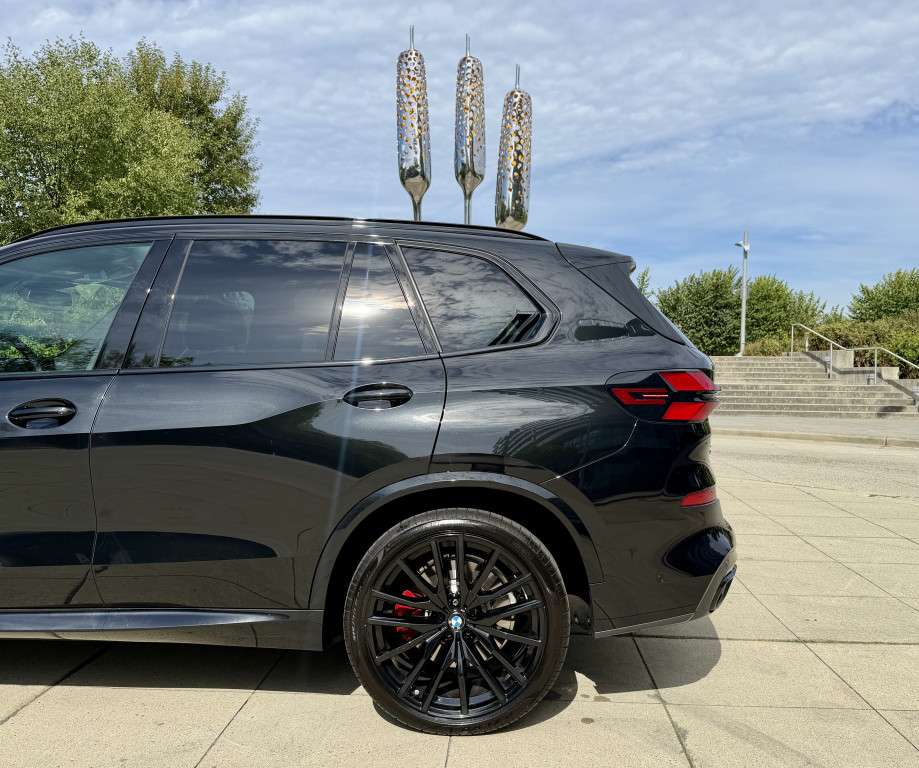 2026 BMW X5 M60i| ONLY 9680 KM. — photo 1