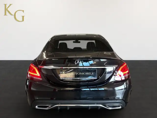 Mercedes-Benz 220 view 6