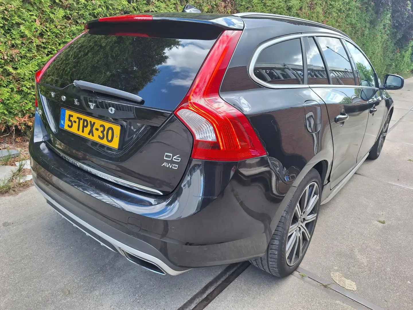 Volvo V60 2.4 D6 AWD Plug-In Hybrid Summum Zwart - 2