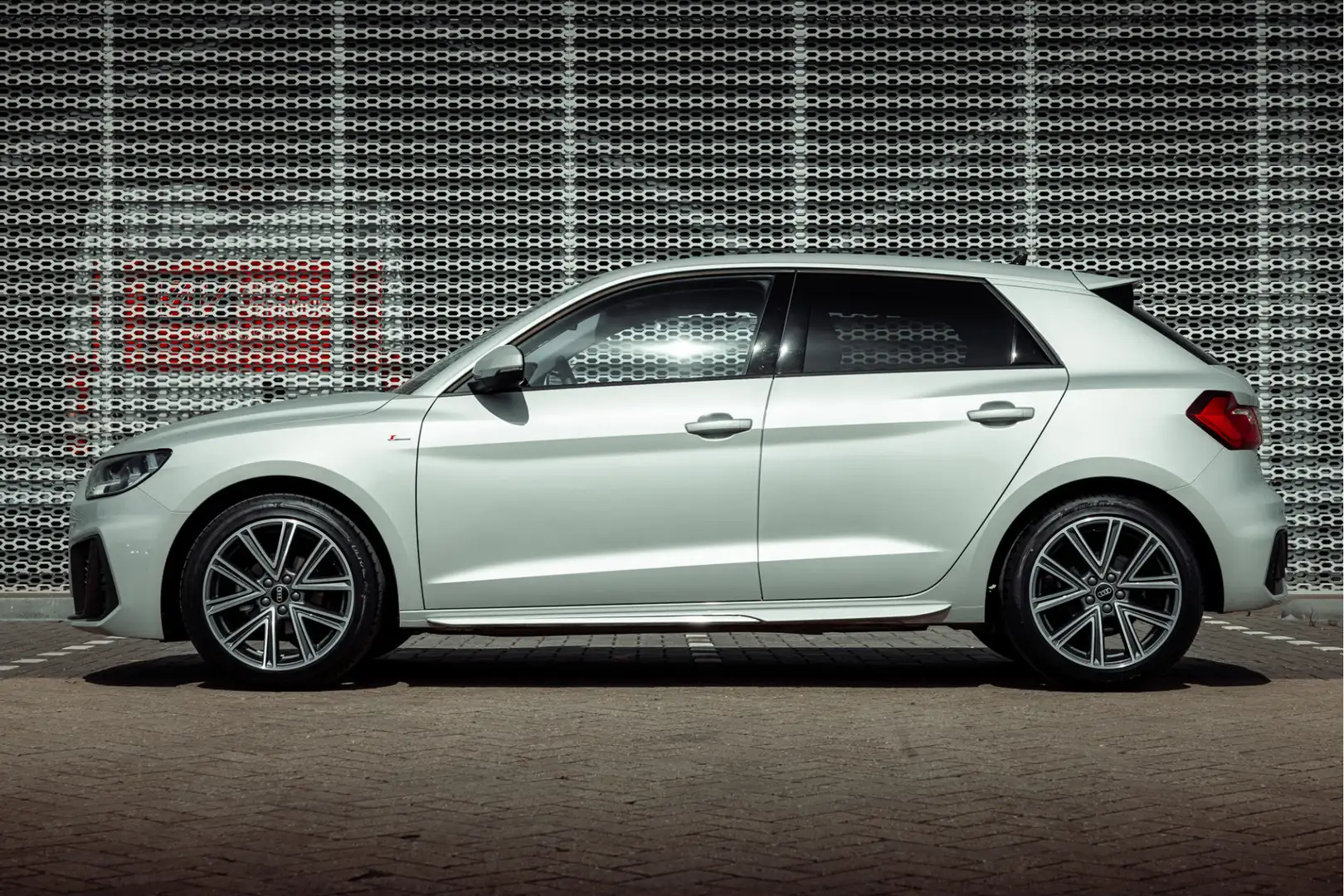 Audi A1 Sportback 25 TFSI 95pk s-tronic S Line exterieur | Zilver - 2