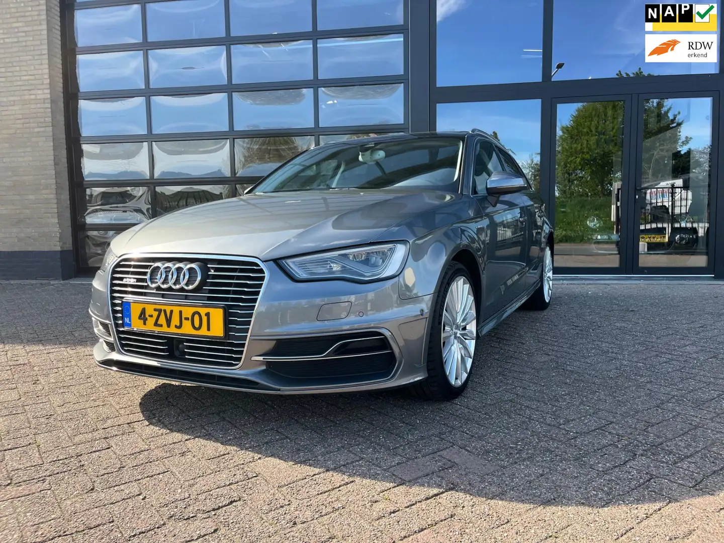 Audi A3 Sportback 1.4 e-tron PHEV Ambition Pro Line plus, Grau - 1