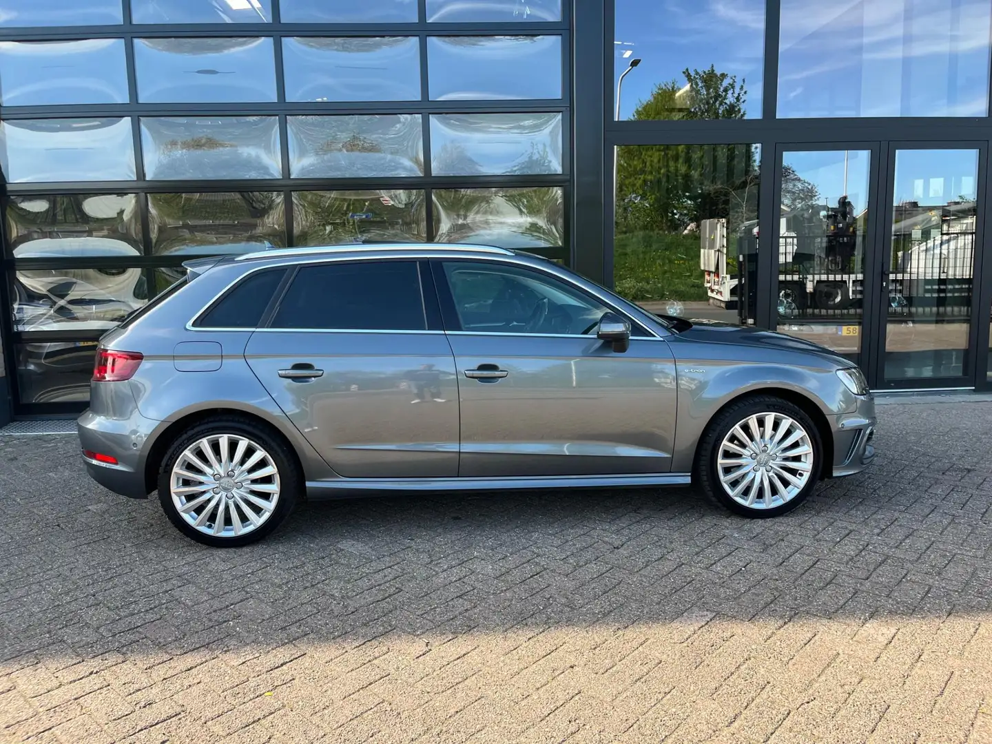 Audi A3 Sportback 1.4 e-tron PHEV Ambition Pro Line plus, Grau - 2