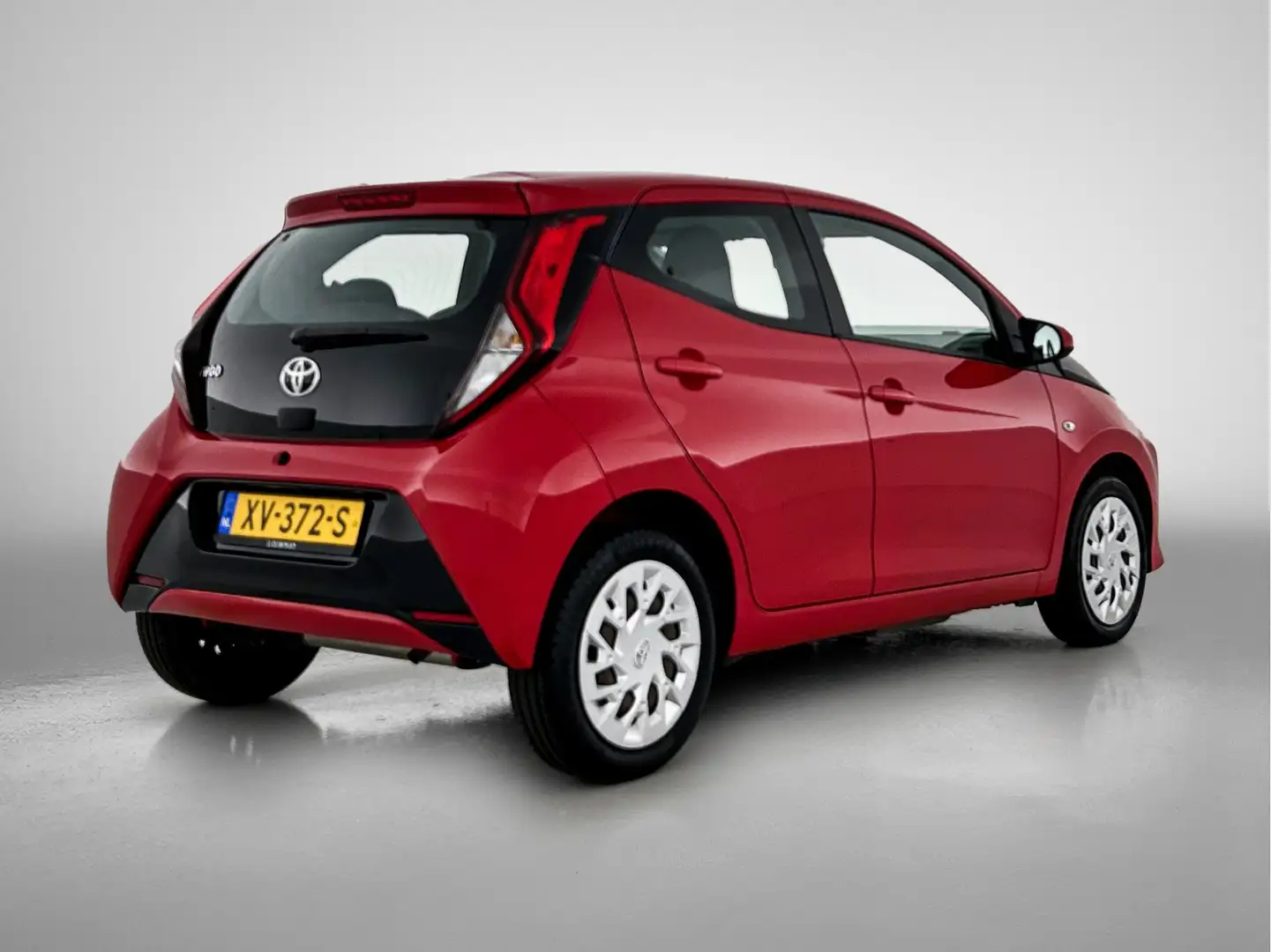 Toyota Aygo 1.0 VVT-i x-play | Airco | Camera | Rood - 2