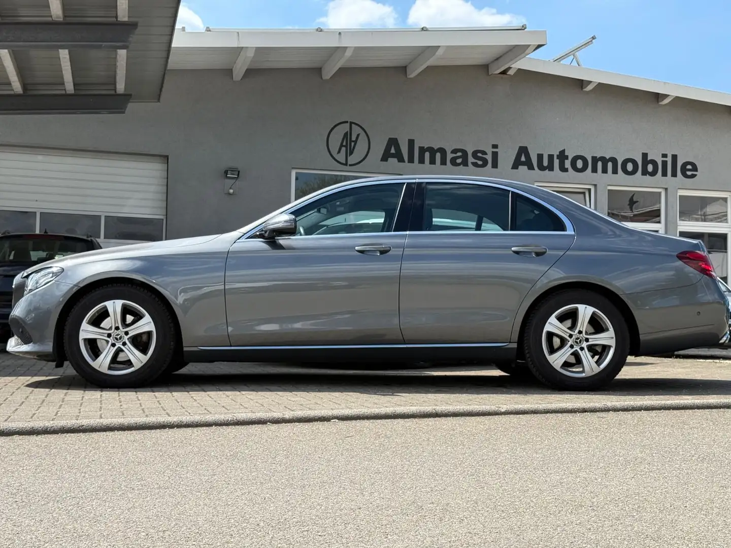 Mercedes-Benz E 200 E -Klasse Lim. Avantgarde /Kamera/LED/AHK Gris - 2