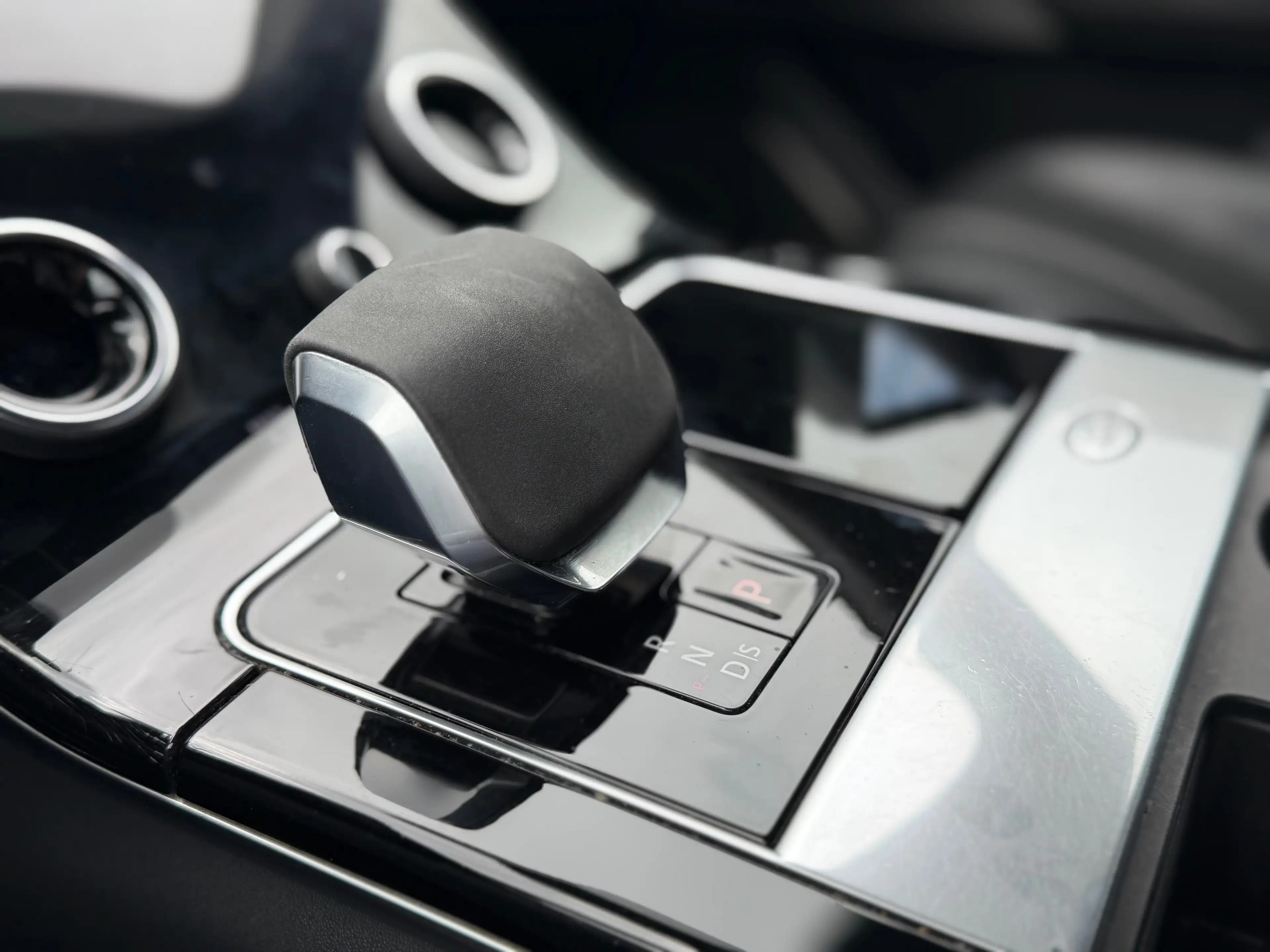 Land Rover Range Rover Velar — photo 13