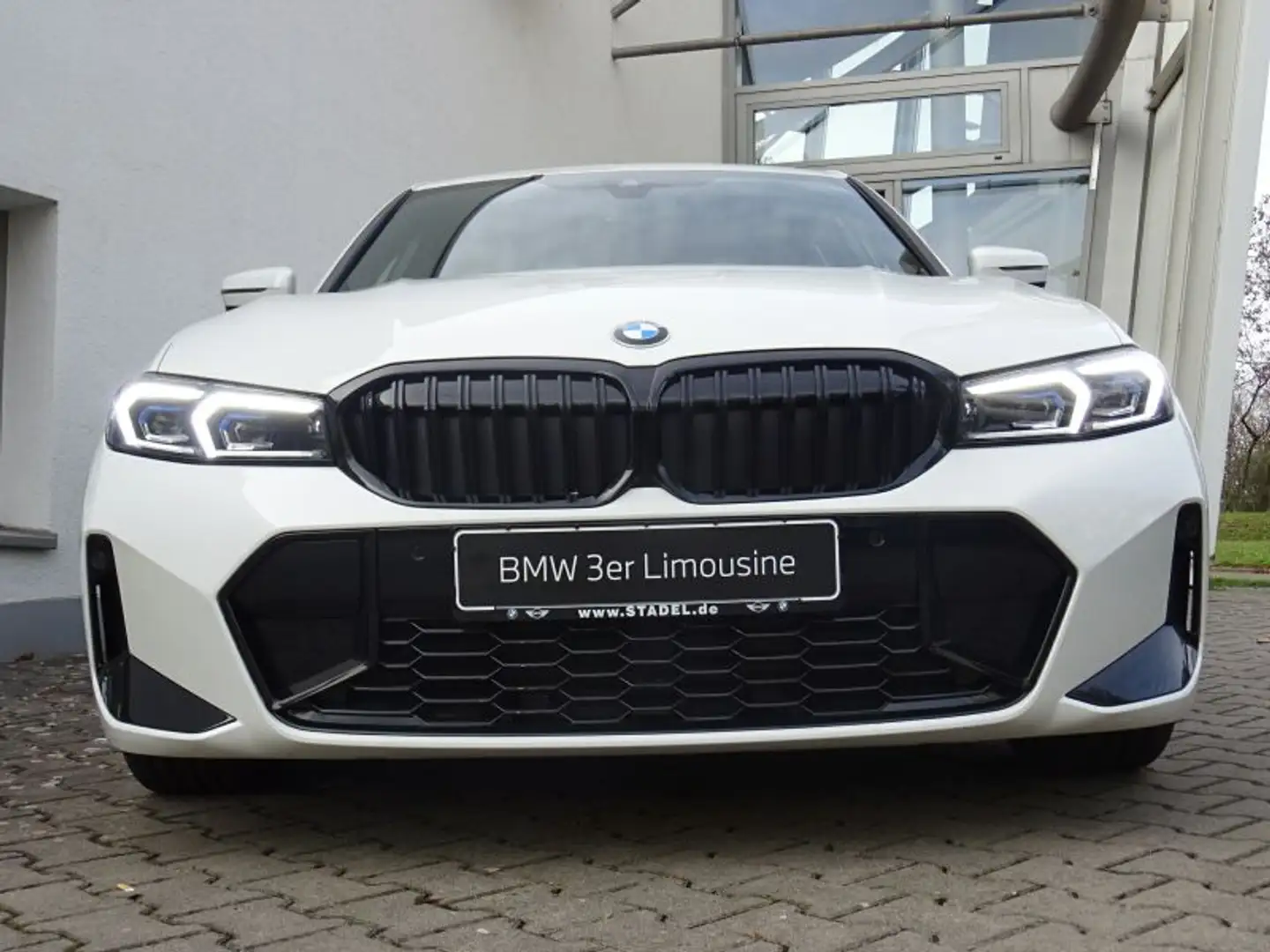 BMW 320 i xDrive M Sport *AKTION*SOFORT VERFÜGBAR* Weiß - 1