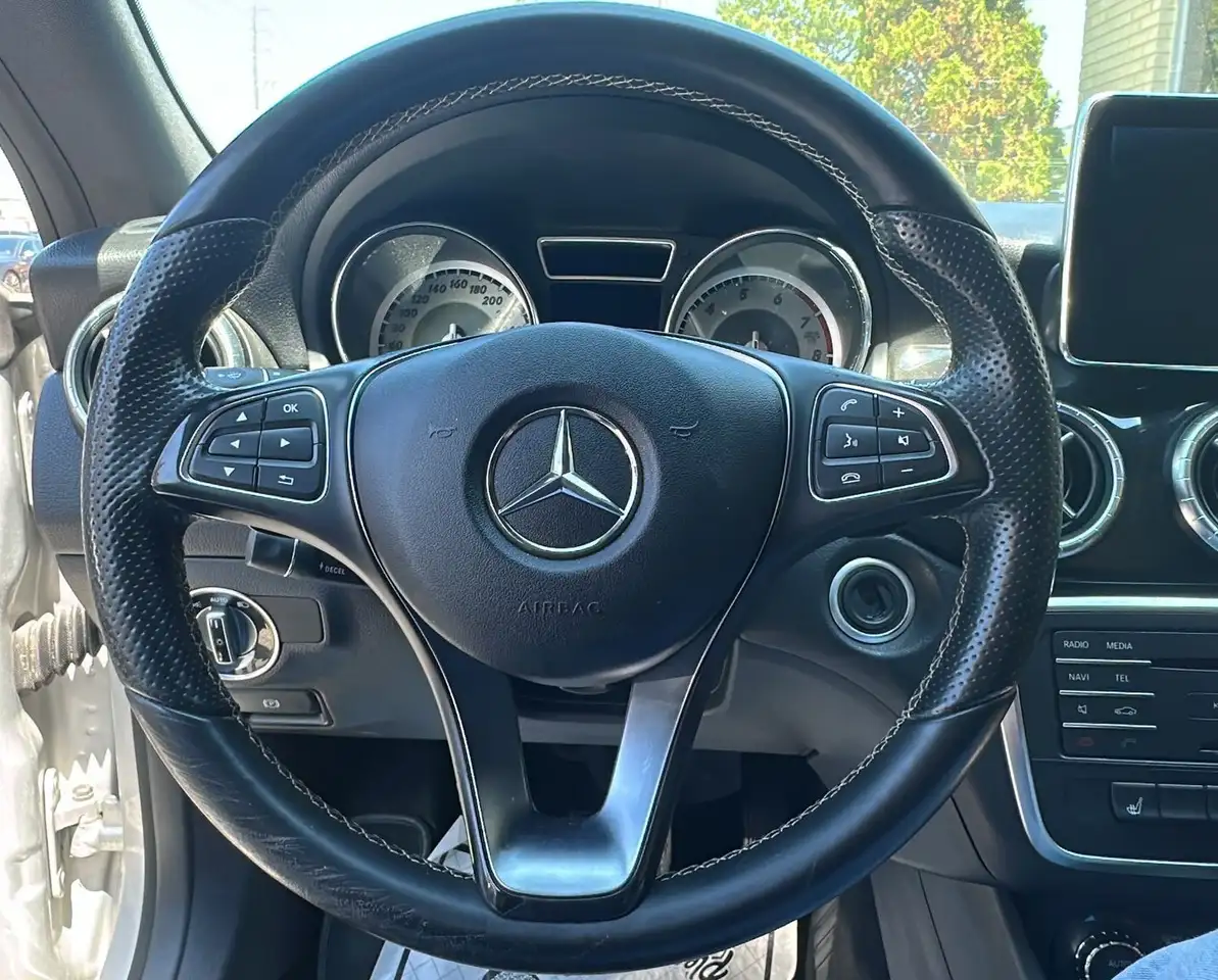 Mercedes-Benz CLA снимка Mercedes-Benz CLA