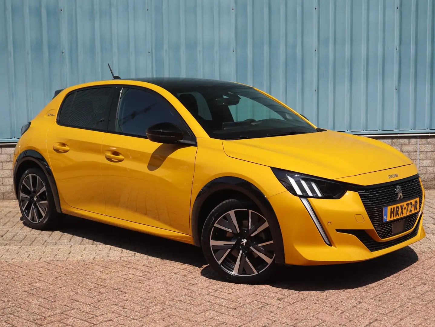 Peugeot 208 5-deurs GT-Line 1.2 Turbo 100pk H6 | NAVI | CLIMA Geel - 2