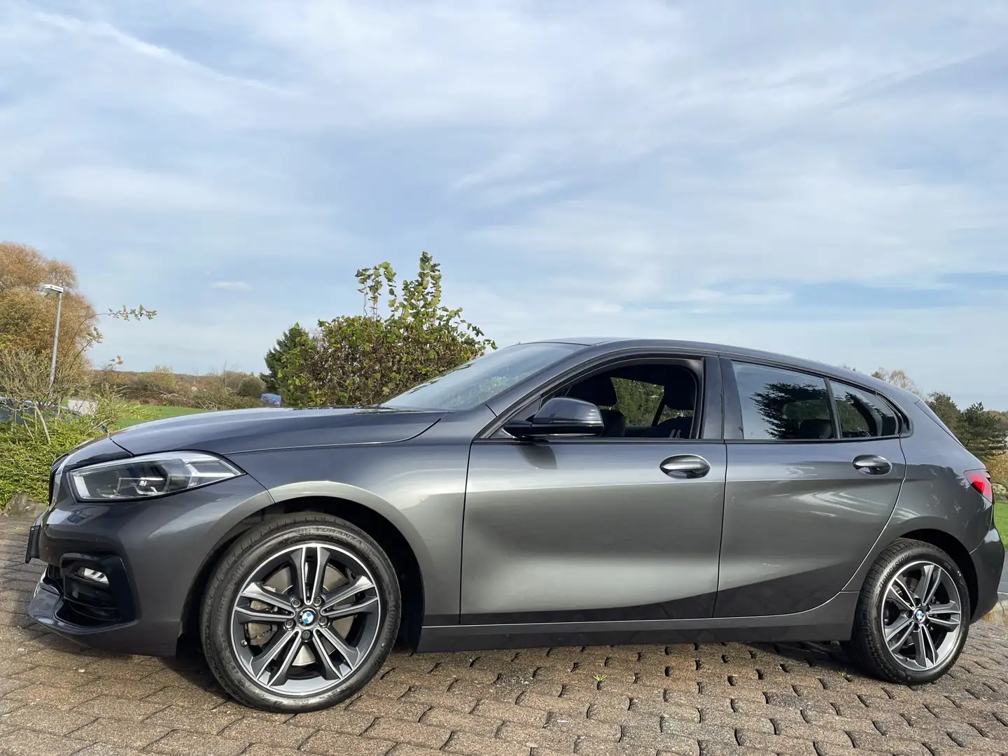 BMW 120 d xDrive Sport Line AHK ACC Sportsitze LED Grau - 2