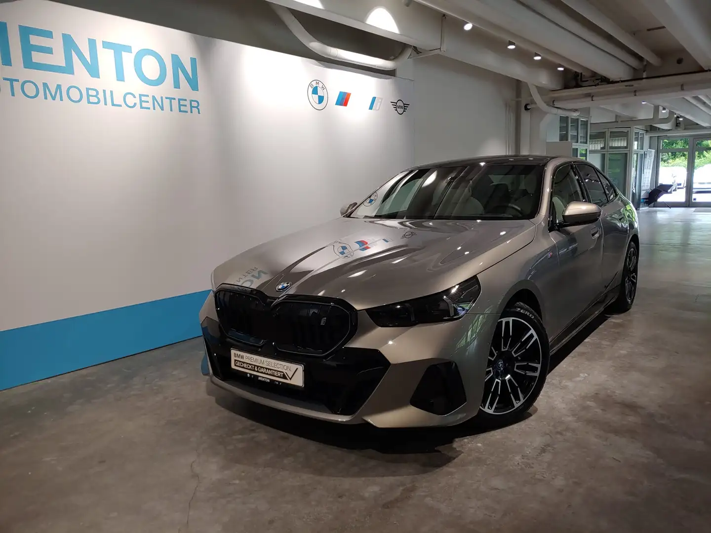 BMW i5 xDrive40 M-Sportpaket-Pro/LCProf./AHK/B&W Grau - 2